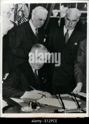 24 février 2012 - Le Président Truman signe son premier projet en tant que chef de l'exécutif : Washington D.C. un gros plan comme le Président Harry S. Truman signe son premier projet de loi en tant que chef de la Direction de la nation. Aujourd'hui, 17 avril 1945. Il est montré la signature de l'extension de l'instauration de la Loi. Debout derrière le fauteuil du Président sont Leo Crowley, directeur des affaires de l'économie et le secrétaire d'État Edward Stettinius. Banque D'Images