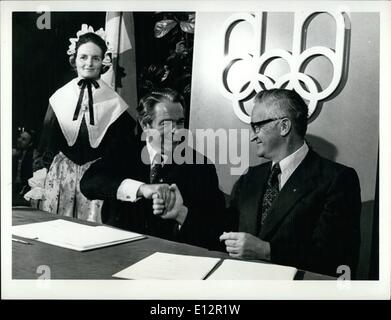 24 février 2012 - Jeux olympiques de Montréal 1976 - Le comité organisateur des Jeux Olympiques a signé un contrat avec la Société suisse pour l'instrumentation chronométriques qui mesure l'horloge et les concurrents en général dans les Jeux olympiques de Montréal en 1976. Les Suisses ont fait don de tout l'équipement pour être utilisé pour les événements - y compris un énorme ordinateur qui seule fait le travail de 60 ans. Banque D'Images