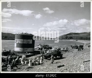 24 février 2012 - District du Yukon : Le fret est déchargé à Minto, Y.T. Environ 200 milles au sud de Whitehorse, m sur les rives de Lewes. Banque D'Images