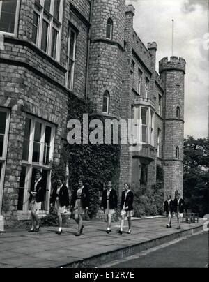 25 février 2012 - Wycombe Abbey School : La Terrasse Est. Il y a beaucoup d'slightful promenades autour de l'abbaye. C'est la terrasse à l'extérieur de l'as été avant de l'abbaye. Banque D'Images