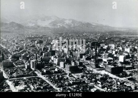 24 février 2012 - SITE POUR LES JEUX OLYMPIQUES D'HIVER DE 1972. Quatorze sites pour les Jeux Olympiques d'hiver de 1972 ont été sélectionnés à Sapporo, ville et montagnes à proximité de Hokkaido, Japon, l'île la plus au nord et les préparatifs sont déjà en cours de remodelage et de construire les différents sites pour le grand événement. PHOTO : Une vue aérienne de la ville de Sapporo, la capitale de Hokkaido, avec une population de 900 000 personnes. Dans la distance est le Mont Teine. Banque D'Images