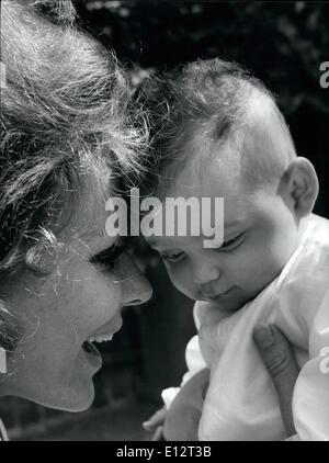 25 février 2012 - Irina Demick et sa fille Marie Emmanuelle (4 mois) Banque D'Images