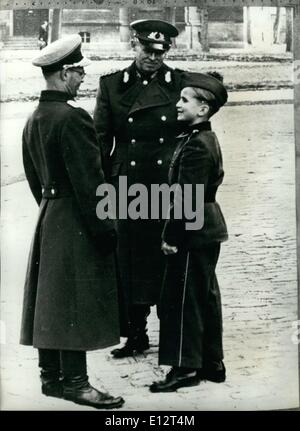 25 février 2012 - ALLEMANDS ZONE DE L'EST JEUNES ET VIEUX en uniforme. Un jeune élève officier à Naumberg entretiens avec son ''directeur'' le commandant, le major général Bleshschmidt et son commandement. Banque D'Images