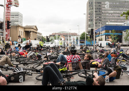 London UK. 21 mai 2014. Les cyclistes organiser un rassemblement de masse et mourir dans le rond-point Elephant and Castle, exigeant une meilleure et plus sûre des conditions de cyclisme à la lumière d'un récent décès du vélo à la jonction. Les protestataires ont attiré une voie cyclable sur le terrain et a écrit des slogans en craie, puis étendu sur le sol avec leurs bicyclettes pour symboliser les accidents mortels de cyclistes et piétons. Credit : Patricia Phillips/Alamy Live News Banque D'Images