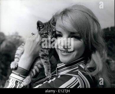 24 février 2012 - un esprit très contemporain Mlle de l'Allemagne s'amuse avec un chaton. renate holt, 22 ans, belle blonde modèle tandis que sur l'emplacement pour son premier film fusée sur la Lune. Banque D'Images