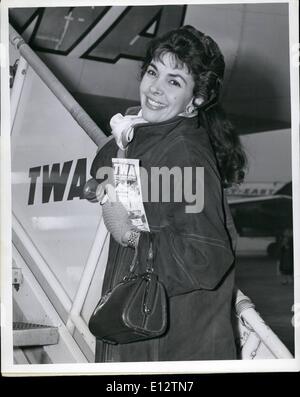 24 février 2012 - L'aéroport de La Guardia, N.Y., 29 janvier - Betty Madigan, star de la chanson, les conseils d'une constellation de TWA pour Washington de comparaître à une armée d'enfants. Banque D'Images
