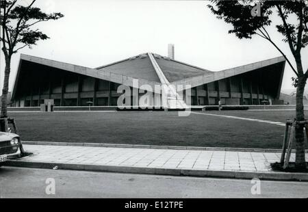 25 février 2012 - Le Gymnase olympique Komazawa est une structure multiangular, coin 4 000 spectateurs pour les événements de lutte. Parc Olympique de Tokyo prêt pour les Jeux. Le Parc olympique Komazawa, à six kilomètres de Tokyo a été achevé cette semaine. Les 410 000 mètres carrés qui a coûté quatre milliards six cent millions de yen, enferme le stade d'athlétisme, un gymnase, un terrain de base-ball et de hockey sur gazon, sous la voie, terrain de volley-ball, Jeux Olympiques Memorial Tower qui est aussi une tour de contrôle, une plaza et aires de stationnement. Banque D'Images