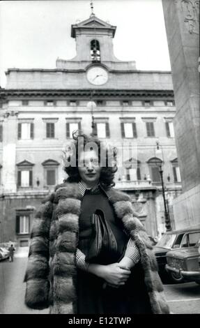 24 février 2012 - Annamaria Matini , 25, le mannequin de mode de cheveux rouge qui a l'intention de se présenter à l'élection générale prévue pour le 7 mai prochain sur la liste du Parti Radical, est arrivée à Rome de Milan à commencer la campagne . Annamaria Martini causé sensation lorsqu'elle a décidé de participer à la campagne électorale, surtout pour le succès de la naturisme en Italie. Ses intentions sont, si elle sera élu , à l'ouverture du camp de naturisme en Italie et pour la sauvegarde de la nature, pour les droits des minorités en Italie Banque D'Images