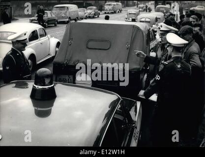 25 février 2012 - La Police militaire américain arrêté Fédération de voiture dans l'ouest de Berlin. Aujourd'hui à l'après-midi, la Police militaire américaine a intercepté une voiture militaire soviétique dans la Friedrichstrasse non loin de la poste de contrôle. La Police militaire américaine a empêché la Fédération de voiture pour aller d'une heure. La raison de cet arrêt de la Fédération de voiture est inconnue. OPS : La voiture militaire soviétique avant la voiture de police militaire américaine et gardé par des soldats de la Police militaire américaine. Keystone. Berlin, 4-12-1961 Banque D'Images