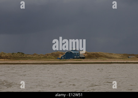 L'ancien Lifeboat House station et des dunes de sable sur Blakeney Point contre un ciel sombre. Banque D'Images