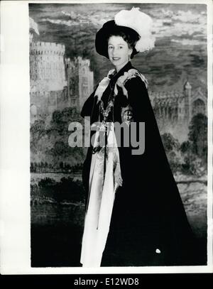 Le 26 février 2012 - Porte-jarretelles souverain. Cette photo de la reine Elizabeth a été faite par Cecil Beaton au palais de Buckingham en liaison notamment avec la jarretière cérémonie qui aura lieu à la chapelle St. George, le château de Windsor. À la cérémonie, Sir Anthony Eden, comte Attlee et le comte d'Iveagh doivent être investis. Ceci portera le nombre des membres de l'ordre jusqu'à 25 et personne d'autre ne peut être acceptée dans l'ordre jusqu'à la mort de l'un des détenteurs actuels. La reine, souveraine de l'ordre, le plus élevé des Ordres de Chevalerie, est illustré dans l'habitude et les signes de l'Ordre Banque D'Images