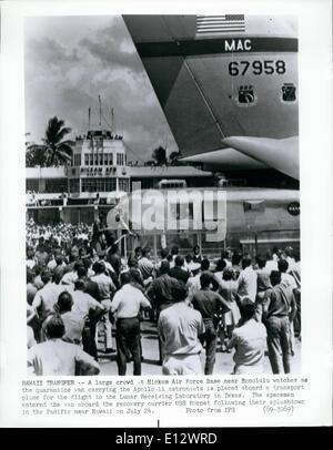Le 26 février 2012 - Une grande foule à Hickam Air Force Base près de Honolulu observe alors que le van de quarantaine portant les astronautes Apollo -II est placé à bord d'un avion de transport pour le vol à la réception en laboratoire lunaire au Texas. Les astronautes sont entrés dans la van à bord du porte-avions USS Hornet de récupération après leur splashdown dans le Pacifique près de Washington le 24 juillet Banque D'Images