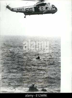 Le 26 février 2012 - Apollo II Splashdown. : Un des trois astronautes d'Apollo II est hissé dans un hélicoptère au-dessus de la reprise de l'engin spatial splashdown point, 900 milles au sud-ouest d'Hawaï. Les astronautes Neil Armstrong, Michael Collins et Edwin Aldrin, éclabousser vers le bas à 12 h HAE le 24 juillet 1969, huit jours après avoir commencé le premier homme mission atterrissage lunaire. Ils ont été transportés à 21 kilomètres du premier navire de récupération, l'USS Hornet, où ils ont été accueillis par le président Richard M. Nixon. Banque D'Images