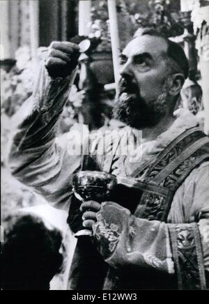 Le 26 février 2012 - Photo montre : Padre Pio pendant la messe. Publifoto Milan. L'amiral commandant les Forces navales françaises Auboineau Leygues Personnel Banque D'Images