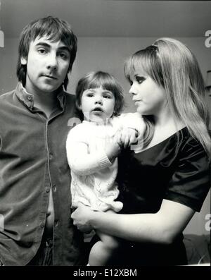 26 février 2012 - L'épouse secrète de Keith Moon. : si les fans se demandent pourquoi ils n'ont pas eu de réponses aux propositions de mariage qu'ils ont été l'envoi de Keith Moon, le batteur de 21 ans avec 'La qui'. Pour Keith a été la tenue d'un épouse secrète. Mais maintenant il a décidé d'informer les fans sur son-peut-être pour décourager leurs propositions de mariage. Sa femme dans un joli blonnde, appelé Kim, qui a 19 ans - et Keith comme un secret - pour lui et Kim, qui vivent à Highgate, au nord de Londres, ont une fille de deux ans.,Mandy. Banque D'Images