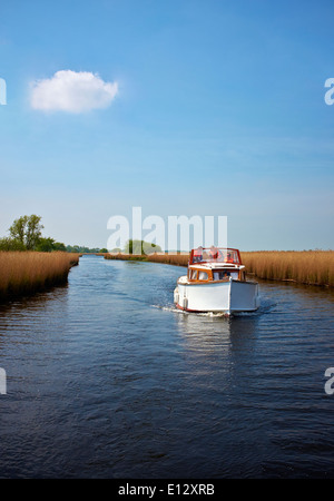 Navigation de plaisance sur les Norfolk Broads, près de Cromer, Norfolk, Angleterre, Royaume-Uni, Europe. Banque D'Images