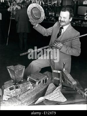 25 février 2012 - Rencontrez le Match Stick Man). Vous ne correspondent pas Jas Johnson quand il s'agit de modélisme. Vous avez le nom et Jas permettra. Il arrive même à ses locaux à Nuneaton, pour sa soirée pint, vêtu d'un match-stick hat et portant sa canne d'allumette. Jas, de la rue Regent, Nuneaton, dit que lorsqu'il s'implique vraiment, il va rester debout toute la nuit et puis aller travailler le matin. Banque D'Images