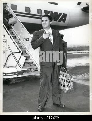 Le 26 février 2012 - Federico Fellini, réalisateur de film italien, est représenté sur son arrivée ici ce matin via TWA L'ambassadeur de Rome. Il est en route vers Hollywood pour recevoir l'écran director's Guild of America Award pour son film ''La Strada. Banque D'Images