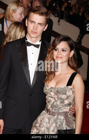 21 mai 2014 - Rachel Bilson est enceinte et attend son premier enfant avec petit ami Hayden Christensen. Le couple a commencé à dater en 2007 après une rencontre sur l'ensemble de cavalier. Les co-stars s'est fiancé en décembre 2008 mais l'a appelé en août 2010, seulement de concilier trois mois plus tard. Photo - Mai 3, 2010 - New York, New York, États-Unis - l'Acteur Hayden Christensen et actrice Rachel Bilson au Met de nouveau la pièce 'American Woman : la structuration d'une identité nationale' (image Crédit : © Nancy/Kaszerman ZUMApress.com)/fil ZUMA Banque D'Images