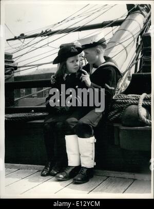 Le 26 février 2012 - Plus jeune officer' de la reine visite Marine H.M.S. Victoire à Portsmouth. L'esprit de Nelson est très vivant dans la personne de l'âge de cinq ans, Amanda Coppin de Londres. Depuis qu'elle pouvait marcher Amanda s'intéresse à la Marine et tout à son sujet. Sa mère a fait une petite réplique d'un uniforme d'agent qui W.R.N.S. la petite fille aime à porter. Comme un traitement spécial Amanda a été prise à Portsmouth où elle a été escorté par la célèbre H.M.S Banque D'Images