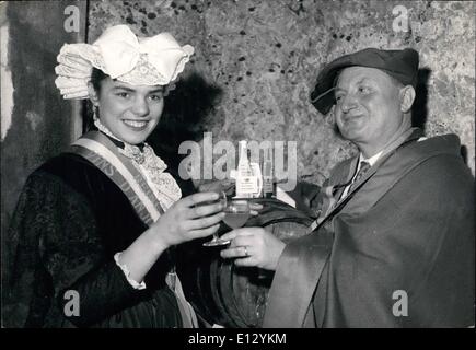 25 février 2012 - vin d'Anjou à l'honneur. Viticulteurs de l'Anjou ont célébré le nouveau millésime du district dans les caves de la Tour Eiffel Restaurants La nuit dernière. La Reine de vin d'Anjou toasting un invité. Banque D'Images