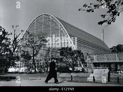 25 février 2012 - La plus grande serre à l'Orient ; la plus grande serre à l'Orient a été rempli par le ministère de la construction de jardins à Shinjuku, Tokyo, Japon, et sera ouvert au public le mois prochain. Un millier de plantes tropicales de 500 espèces différentes ont été transplantés en elle. La serre a une superficie de 1 739 mètres, et se trouve à 17 mètres de haut. Un total de 3.300 mètres carrés de verre ont été utilisées pour délimiter les idées. La photo montre une vue générale de la plus grande serre à l'Orient construit à Shinjuku Gardens. Tokyo. Banque D'Images