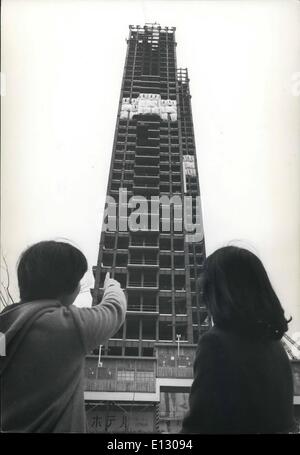 25 février 2012 - Un autre de gratte ciel le Tokyo ; équitation sur le boom économique au Japon, de nouveaux bâtiments apparaissent comme des champignons dans toute la ville. La dernière addition à la ligne d'horizon gratte-ciel est le Keio Plaza Hotel à Shinjuku, une longue section de Tokyo. Une fois rempli il restera 47 histoires, et 169 mètres de hauteur. Elle sera terminée en juin 1971, pour un coût de 13 500 millions de yen. Banque D'Images