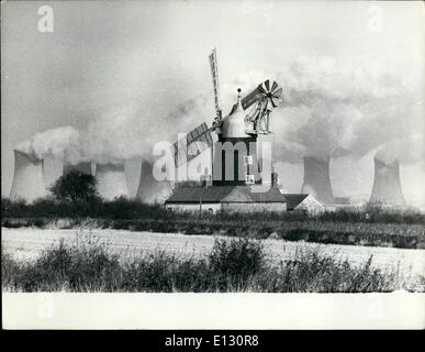 Le 26 février 2012, anciens et modernes. L'alimentation : une centrale à North Leverton, Nottinghamshire, constitue l'arrière-plan de ce 150 ans, ancien moulin qui est toujours utilisé pour produire de la farine, de fournir ce contraste dans l'ancien et du moderne. Banque D'Images