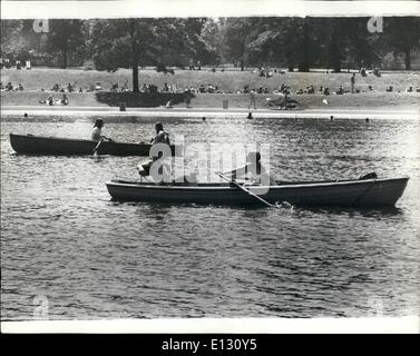 Le 26 février 2012 - La chance vous autres ! Comme la canicule Londres continue de personnes sont allées à Hyde Park pour se chauffer au soleil. De toute évidence, ce jeune homme est tout pour women's lib comme il absorbe le soleil. Banque D'Images