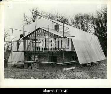 Le 26 février 2012 - sous-couverture bâtiment est 12-year-old's idée : Angela, 12 ans, fille de John Stanford, constructeur de Warnham, en Angleterre, a demandé à son père ''Shy don't vous avez installé un toit sur une maison avant de vous construire ?'' Salut a alors porté sur un site avec une grande feuille d'polythone sur un châssis. Résultat : en six semaines ses ouvriers enregistré 71 heures de temps de travail qui aurait été perdue par la pluie. Photo montre le bâtiment sous-couverture de la maison 3 chambres qui sont venus de l'idée. Banque D'Images