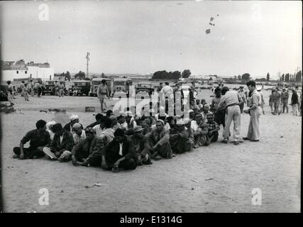 Le 26 février 2012 - Le Maroc des émeutes. Les autochtones qui ont participé aux émeutes qui ont éclaté à Fort Lyautey dans les quartiers arabes arrêtés par les troupes et la police française sont maintenus sous surveillance. 10/54 août Banque D'Images