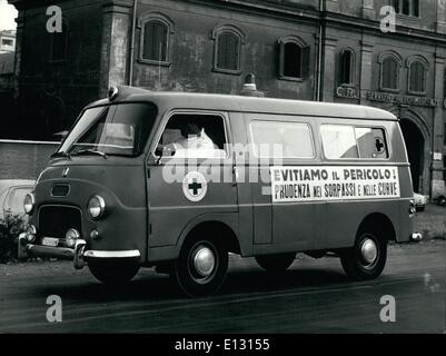 Le 26 février, 2012 - Rome, août 1966. Une campagne nationale de quatre jours visant à rendre la circulation routière plus sûre pour les pilotes italiens rapide a été mis en route. La campagne a été parrainé par le Ministre des Travaux publics sous le en cas de doute, ne passez pas à l'occasion des grandes vacances d'août exode dans tout le pays. La Croix Rouge italienne (C.R.I.) contribuant à la campagne avec des affiches sur l'ambulance. OPS : une ambulance de la Croix-Rouge. Banque D'Images