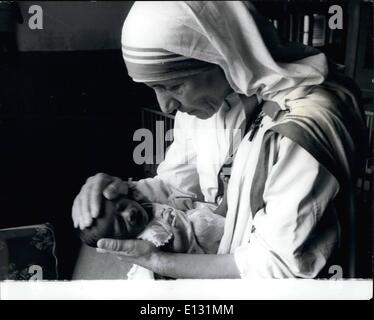 Le 26 février 2012 - Les mains de Mère Teresa apporter confort et sécurité à un bébé orphelin qui semble presque trop conscient de la souffrance. Banque D'Images