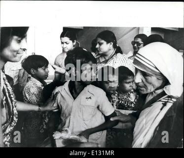 Le 26 février 2012 - soutien généreux pour les enfants défavorisés afin de souligner l'Année internationale de l'enfant, mère Teresa's ''Missionaries de la charité'' divertir récemment 13 000 enfants défavorisés au stade couvert de Netaji à Calcutta, de nombreux dons ont été reçus de diverses sources, parmi eux se trouvaient les stats gouvernement, l'Église, plusieurs organismes publics et de nombreux bon homme d'affaires. photo montre Mère Teresa (à droite) avec certains des enfants après l'événement. Banque D'Images