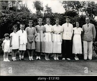 Le 26 février 2012 - PHOTO MONTRE ; Une photo prise au début des années 1930 de la Kennedy : M. et Mme. JOSEPH Kennedy sur la droite, sont considérés avec huit de leurs neuf enfants qui sont, de gauche à droite : Edward, Jeanne, Robert, Patricia, Eunice, Kathleen, romarin, et John. L'un des enfants, Joseph, ne figure pas dans le groupe. Banque D'Images