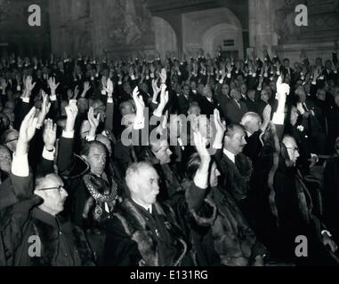 Le 26 février 2012 - Élection de shérifs : la livrée des hommes de la ville de Londres réunis aujourd'hui dans la salle commune de nommer parmi eux-mêmes deux shérifs. Il y avait trois candidats et un sondage a été demandé. La photo montre la main rainsed la livrée par les hommes pendant le vote. Banque D'Images