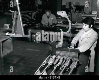 Le 26 février 2012 - L'aide à l'assistance, c'est ça : Mai 1973  = dans de nombreux pays, une assistance technique de première classe pour les propriétaires d'automobile est garantie par un service de première classe offerts par tous ces ateliers qui sont étroitement liés, BYM contrat, aux diverses usines d'automobile. Mais de tous les autres ? Ceux qui veulent s'assurer de leur complète indépendance ? Dans un pays comme l'Italie. Il y a un très grand nombre de nombre de ces travaux-shop qui sont très jaloux de leur autonomie. Banque D'Images