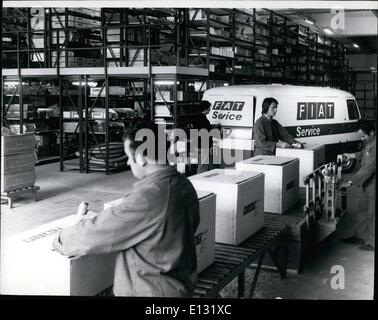 Le 26 février 2012 - L'aide à l'assistance, c'est ça : Mai 1973  = dans de nombreux pays, une assistance technique de première classe pour les propriétaires d'automobile est garantie par un service de première classe offerts par tous ces ateliers qui sont étroitement liés, BYM contrat, aux diverses usines d'automobile. Mais de tous les autres ? Ceux qui veulent s'assurer de leur complète indépendance ? Dans un pays comme l'Italie. Il y a un très grand nombre de nombre de ces travaux-shop qui sont très jaloux de leur autonomie. Banque D'Images