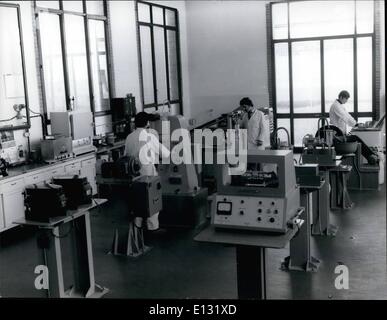 26 février 2012 - assistance à l'assistance, c'est tout : mai 1973 - dans de nombreux pays, une assistance technique de première classe aux propriétaires d'automobiles est garantie par un service de première classe offert par tous les ateliers de travail qui sont grossièrement liés, par contrat, aux diverses usines automobiles. Mais tous les autres? Ceux qui veulent être sûrs de leur indépendance complète? Dans un pays comme l'Italie, il y a un grand nombre de ces ateliers qui sont très jaloux de leur autonomie Banque D'Images