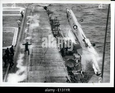 26 février 2012 - un avion à réaction entre en mer - du porte-avions: Dans un drame a duré exactement sept minutes - commandant de bord J.E. Davis USN - a été sauvé de la mort - dans un accident à bord de l'avion américain de transport Shangri la pendant les manoeuvres de l'OTAN au nord de l'Ecosse. Le commandant Davis a pris le décollage par atapaul dans un chasseur à réaction croisé de la marine F8U-1 lorsque la machine a dévier vers la droite en raison d'une défaillance apparente de la liaison entre l'avion et la course. La machine était presque à droite - quand la roue arrière droite a glissé de la plate-forme dans la cuve de canon en dessous Banque D'Images