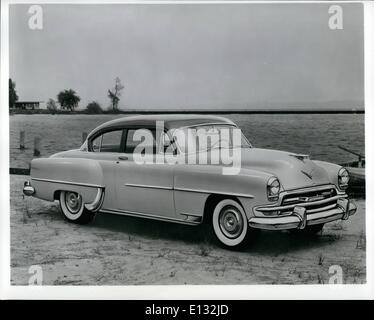 Le 26 février, 2012 - 1954 Chrysler New Yorker Club coupe. Le New Yorker 1954 modèles présentent un style extérieur nouveau smart, couleurs coordonnées et les intérieurs sont alimentés par le nouveau, 195 chevaux-puissance moteur Chrysler V-8. Ils sont disponibles avec transmission Power Flite, l'industrie est la gamme la plus récente et la transmission et les freins comme équipement standard. La direction assistée est une option disponible. Ils ont un empattement de 125-1/2 pouces. Banque D'Images