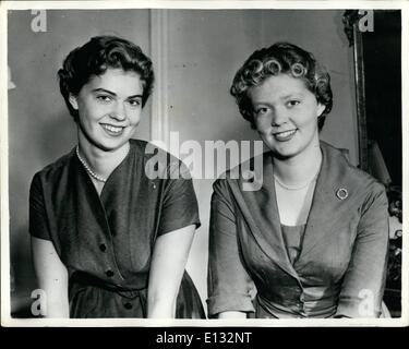 Le 26 février 2012 - La Princesse Margaretha célèbre sa 20ème. Anniversaire. Fille aînée de la princesse Sibylla de Suède : La Princesse Margaretha de Suède, fille aînée de la princesse Sibylla et du prince Gustav Adolf fête son 20ème anniversaire. Le 31 octobre - et cette photo a été spécialement pris dans son appartement du Palais Royal de Stockholm, pour célébrer l'occasion. Photo montre la Princesse Margaretha (à gauche) avec sa sœur La Princesse Birgitta qui est de deux ans plus jeune. Banque D'Images