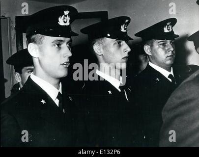 Le 26 février, 2012 - Rome, 5 décembre 1963. Le Prince Amedeo D'Aosta photographié à la Naval College à Livourne durant la cérémonie d'assermentation. Son fianc&eacute;e Princess Claudia de France ont assisté à la cérémonie avec sa belle-mère d'être Duchesse Irène de Grèce. Banque D'Images