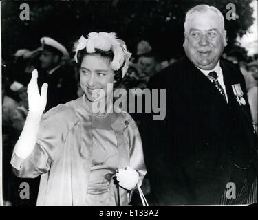 Le 26 février 2012 - La princesse Margaret salue la foule à l'arrivée à l'aéroport de Patricia Bay en Colombie-Britannique. Photo montre une charmante photo de la princesse Margaret comme elle gaiement des vagues à la foule qui la salua à son arrivée à l'aéroport de Patricia Bay, Victoria (Colombie-Britannique), à sa première visite au Canada. Avec son Altesse Royale est le lieutenant-gouverneur. Ross. Banque D'Images