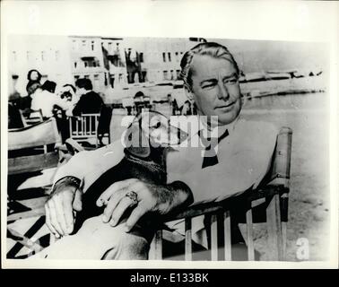 Le 26 février 2012 - Hollywood film star Alan Ladd se détend avec son chien de compagnie, à la terrasse d'un café sur le rivage à l'île grecque d'Hydra après l'achèvement des photos d'extérieur du film ''un garçon sur un Delphin'' qui stars Alan Lad, Sophia Loren et Clifton Webb. D'autres scènes sont filmées sur l'Acropole. Banque D'Images