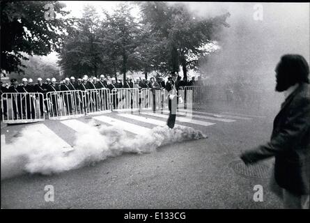 Le 26 février 2012 - Conférence des Nations Unies sur les droits de l'environnement. En dehors des émeutes Folkets Hus dans la ville de Stockholm, le lundi 31 décembre. Les manifestants jeter la bombe de fumée au cordon de police derrière la clôture pour les émeutes. Une force de police forte mais passif montres juste ce qui se passe. Banque D'Images