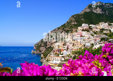 Vue panoramique sur Positano sur la côte amalfitaine d'Italie avec de belles fleurs en premier plan Banque D'Images