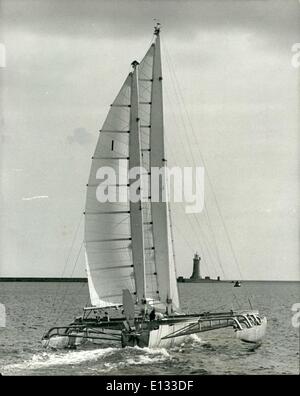 Le 26 février 2012 - plus de problèmes Hits Tabarly : douze heures après avoir réintégré l'le transatlantique unique Yacht Race après réparations avaient été effectuées sur son mât et flotteur,. Le Lieut. Eric Tabarly ce matin mis en Newlyn, Cornwall pour plus de réparations. Taberly hier soir6 rejoint le rec 80hors derrière les autres concurrents. Photo montre Eric Tabarly à bord de son trimaran ketch Pen Duick IV décrit la position de la Plymouth hier, pour rejoindre la course transatlantique. Banque D'Images