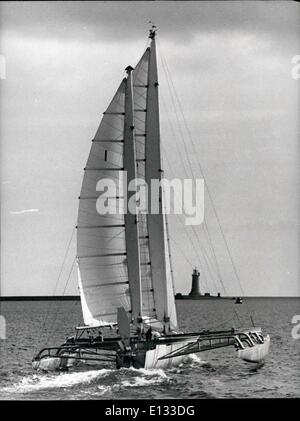 Le 26 février 2012 - plus de problèmes Hits Tabarly : douze heures après avoir réintégré l'transatlantiques le seul Yacht Race après réparations avaient été effectuées sur son mât et flotteur, le Lieut. Eric Tabarly ce matin mis en Newlyn, Cornwall pour plus de réparations. Tabarly rejoint la course hier soir à 80 heures derrière les autres concurrents. Montre Photo : Eric Tabarly à bord de son trimaran ketch Pen Duick IV décrit la position de la Plymouth hier, pour rejoindre la course transatlantique. Banque D'Images