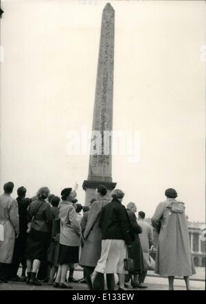 Le 26 février 2012 - Pâques les touristes envahir Paris. Les touristes néerlandais d'admirer l'obélisque sur la Place de la Concorde ce matin. 3 avril/53 Banque D'Images